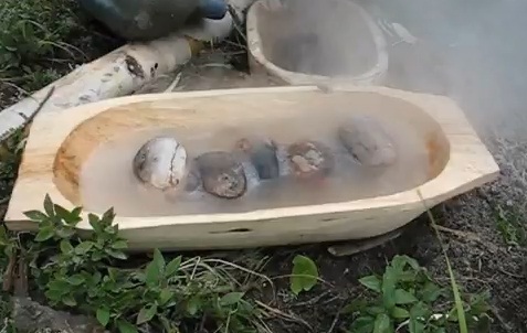 Ohřátí vody pomoci kamenů – video návod